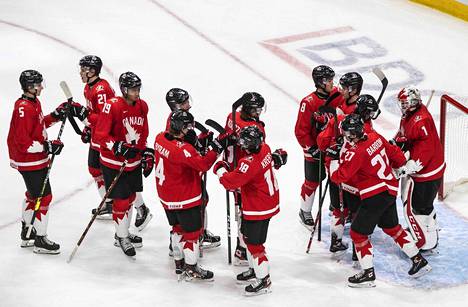 Kanadan joukkue juhlii voittoaan Tšekistä lauantaina 2. tammikuuta Kanadan Edmontonissa.