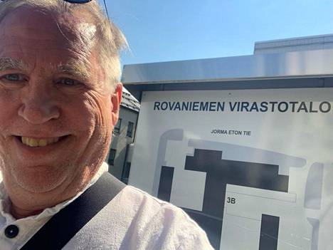 Jouni Tervo nappasi Rovaniemen virastotalon edessä passinhakuselfien.