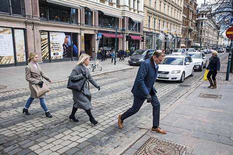 Pohjoisesplanadin muuttaminen kävelykaduksi on yksi vaihtoehto, kun kaupunkisuunnitteluvirasto selvittää mahdollisuuksia vähentää autokaistoja Helsingin keskustassa. Jalankulkijoille varattaisiin tässä vaihtoehdossa myös Eteläesplanadi.