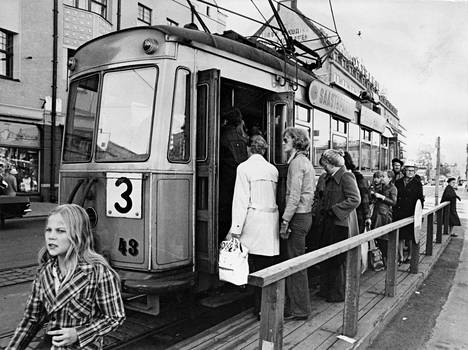 Sunnuntai-iltana loppuu raitiovaunuliikenne kokonaan Turusta. Raitiovaunu on osoittautunut keskikaupungin ruuhkassa joustamattomaksi ja hankalaksi, ja Turku korvaa ne busseilla. Viimeinen 3-linjan raitiovaunu lähtee vuorolleen sunnuntaina kello 23.30 Kauppatorilta.