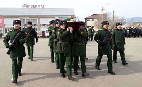 Venäläiset sotilaat kantoivat Ukrainassa kuolleen luutnantti Ilja Semjonovin arkkua maaliskuun alussa järjestetyssä seremoniassa Burjatian tasavallassa Venäjällä.