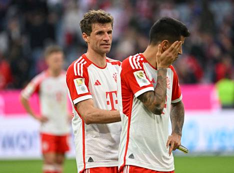 Thomas Müller (vas.) ja João Cancelo poistuivat pettyneenä kentältä, kun Bayern München oli hävinnyt RB Leipzigille.