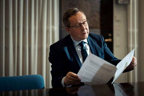 HS haastatteli elinkeinoministeri Mika Lintilää energiakriisistä ja koronatuista 15. joulukuuta eduskunnassa. Kuva haastattelutilanteesta. 