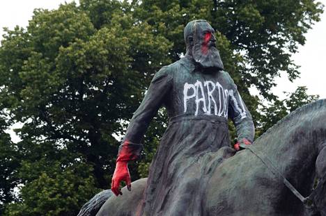Leopold II:n patsas tuhrittiin Brysselissä vuonna 2020. Nyt yhtä kuninkaan ratsastajapatsasta ehdotetaan siirrettäväksi tai sulatettavaksi uuden uhreille omistetun monumentin raaka-aineeksi. Muita patsaita tulee käsitellä tapauskohtaisesti, asiantuntijaryhmä ehdottaa.