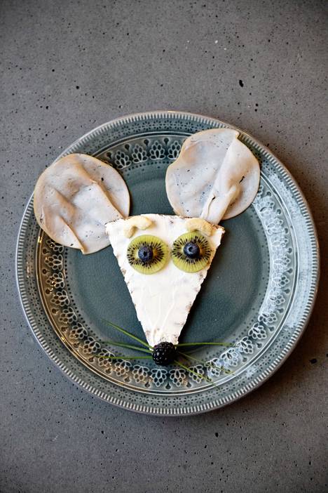 Mouse.  The face of the mouse is created when you place the triangular crispbread on the plate with the tip pointing down.  Cucumber or tomato slices become ears.  Eyes can be made from berries and mustache from carrot strips.