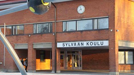 Sastamalan suurimmalla yläkoululla Sylväällä tarjoiltiin torstaina oppilaille raa’aksi jääneitä kalapuikkoja.
