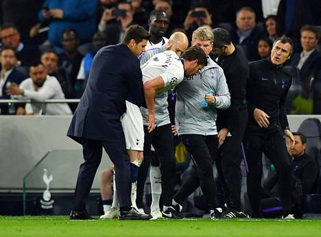 Manageri Mauricio Pochettino ja Tottenhamin lääkintähenkilökunta pitivät huonovointista Jan Verthongenia pystyssä kentän laidalla Mestarien liigan ottelussa Ajaxia vastaan.