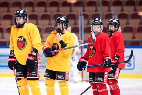 Vuonna 2019 Ruotsin Luleån naisten jääkiekkojoukkueessa pelasi kuusi suomalaista. Ronja Savolainen (vas.), Michelle Karvinen, Jenni Hiirikoski ja Noora Tulus harjoituksissa Coop Norrbotten Arenalla.