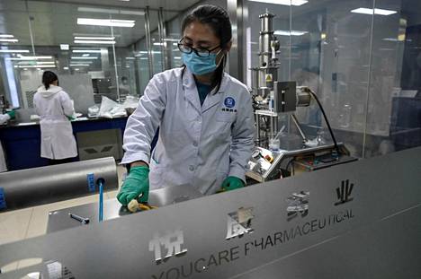 Euroopan unioni haluaa vähentää riippuvuutta Kiinasta tuotavista lääkkeistä. Työntekijät valmistivat lääkkeitä tehtaassa Pekingissä Kiinassa 10. joulukuuta 2022.