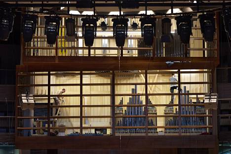 Stephan Niebler and Albert Moosmann worked inside the organ of the Musiikkitalo.