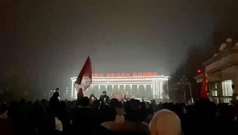 Kuvatoimisto Reuters välitti videokuvaa perjantai-illan mielenosoituksista Urumqista. 