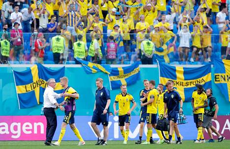 Ruotsin pelaajat juhlivat Pietariin saapuneiden kannattajiensa edessä voittoa Slovakiasta.