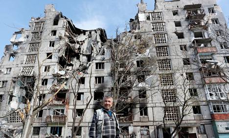 Mariupolin asukas Sergei Shulgin pahoin vaurioituneen kerrostalon edessä toukokuun alussa.