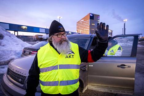 Chief shop steward Jape Lovén carried the strike guard's ribbon on Monday when the strike started in the port of Vuosaari.