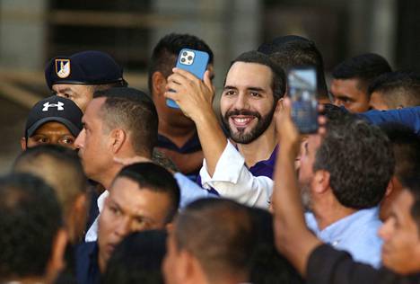 Salvadorin presidentti Nayib Bukele hymyili kannattajansa kännykkäkameralle Nahuizalcossa Salvadorissa syyskuussa.