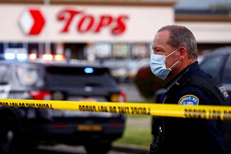 Kymmenen ihmistä kuoli, kun aseistautunut mies avasi tulen supermarketissa Buffalossa lauantaina. 