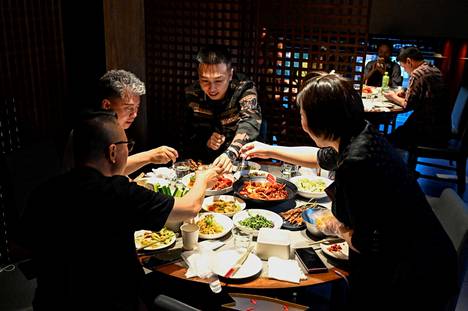 Pekingiläisravintolat täyttyivät asiakkaista maanantaina, kun ravintolat saivat taas ottaa asiakkaita tiloihinsa syömään.