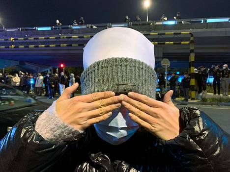 Pekingissä protestiin osallistujajoukko oli nuorta tai sangen nuorta. Yksi osallistujista peitti silmänsä kuvaajalta, sillä hän ei halua tulla tunnistetuksi.