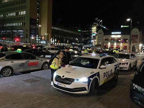Poliisi ja muut viranomaiset tarkastivat takseja perjantai-iltana Helsingin Asema-aukiolla.