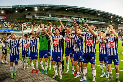 HJK:n pelaajat juhlivat jatkopaikkaansa Eurooppa-liigan lohkovaiheeseen Tanskassa torstai-iltana.