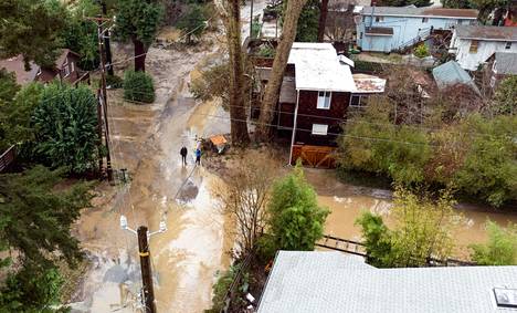 San Lorenzo joki tulvi Feltonin kaupungissa asuinalueelle.