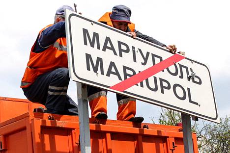 Donetskin kansantasavallaksi itseään kutsuvan separatistihallinnon työntekijät vaihtoivat Mariupolin kylttejä venäjänkielisiksi torstaina.