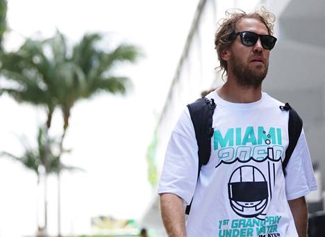 Sebastian Vettel saapui Miamin gp:n varikolle puhuttelevassa t-paidassa.