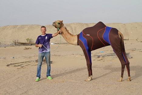 Pentti Koivisto harjoituttaa kameleita nykyaikaisilla menetelmillä – kuten painepuvuilla.
