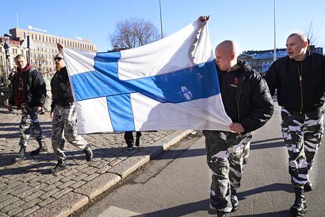 Mielenosoittajat heiluttelivat Suomen lippua Rautatientorilla. Torille oli kokoontunut myös paljon muuta väkeä. Osa tuli silkasta uteliaisuudesta, osa oli tullut ilmaisemaan tukensa mielenosoituksille.