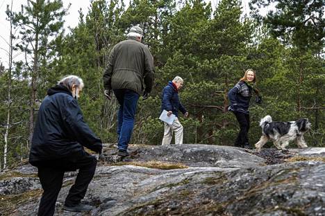 Tapani Launis (vas), Tuomo Kotimäki, Lauri Nordberg ja Sanni Seppo esittelevät Riistavuoren metsää. Sepon mukana koira Kamu.