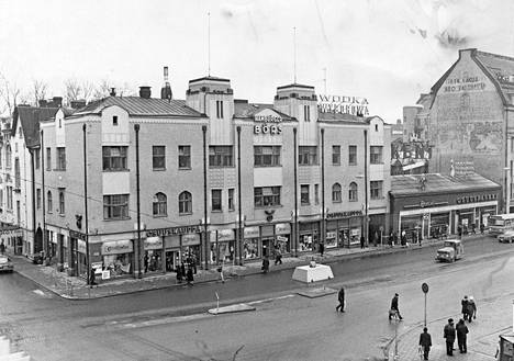 Vasemmalla Kauppiaskadun varrella Hamburger Börsin vanha osa, joka tullaan säilyttämään. Kauppatorin varrella oleva uudempi osa sekä sen vieressä oleva matala puurakennus tultaneen purkamaan. Niiden tilalle kaavaillaan suurta hotellirakennusta.
