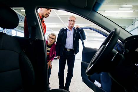 Sirpa ja Leo Lyytikkä katselivat Kia Niro Plug-in Hybrid -autoa J. Rinta-Joupin Ala-Tikkurilan myymälässä myyjä Kai Lindtmanin opastuksella.