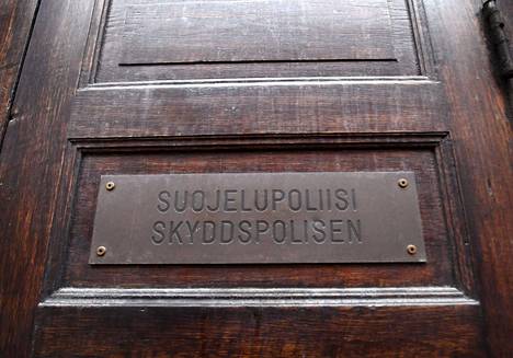 Suojelupoliisi on ollut ikävän julkisuuden keskiössä, kun Supo näyttää lähinnä piilottelevan sen entisen virkailijan Matti Saarelaisen toimintaa.