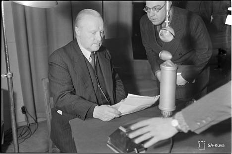 Pääministerin sijainen, ulkoasiainministeri Väinö Tanner valmistautui pitämään radiopuhetta rauhanehdoista 13. maaliskuuta 1940 Helsingissä.