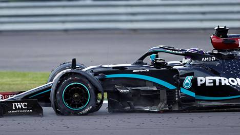 Formula 1 | Valtteri Bottaksen ja Lewis Hamiltonin rengasrikkoihin saattoi löytyä yllättävä syy: Kimi Räikkösen auto isossa roolissa