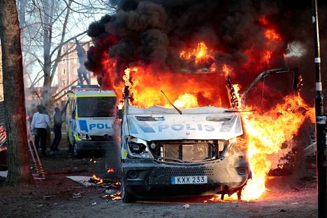 Poliisiauto oli sytytetty perjantaina tuleen Ruotsin Örebrossa olleiden levottomuuksien yhteydessä.