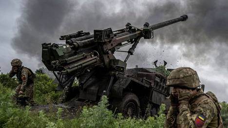 Ukrainalaissotilaat ampuivat haupitsilla kohti Venäjän asemia Donetskin alueella 31. toukokuuta.