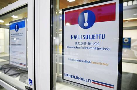 Halli suljettu -kyltti Malmin uimahallin ovessa Helsingissä joulukuun lopulla 2021. 