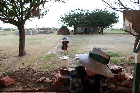 Lapsia Manitoban siirtokunnassa Boliviassa vuonna 2009. Mennoniitat elävät eristäytyneissä yhteisöissä, joissa viljellään maata eikä käytetä sähköä.