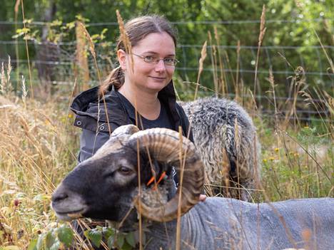 Metsähallituksen suunnittelija Helena Lundén tekee paljon yhteistyötä lampureiden kanssa. 