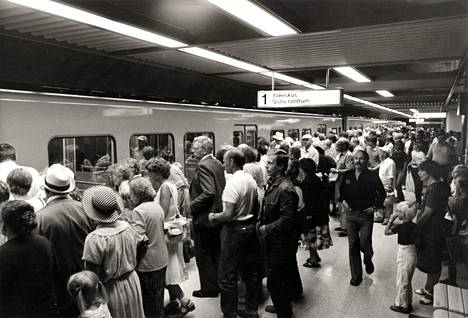 The picture shows the opening of the Helsinki metro in Itäkeskus in 1982. At the time of this opening, the M logo, which is already familiar today, was in use.