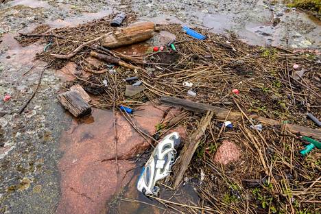 Muovijätteen määrä merissä voi nelinkertaistua vuoteen 2050 mennessä, kertoo WWF:n tuore raportti. Viime syksynä otetussa kuvassa Hankoniemen eteläpuolella sijaitsevaan Långgrundetin saareen päätynyttä roskaa.