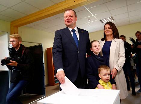 Liettuan pääministeri ja presidenttiehdokas Saulius Skvernelis kävi äänestämässä puolisonsa Silvijan kanssa Vilnassa sunnuntaina. Skvernelis on ilmoittanut eroavansa heinäkuussa huonon vaalituloksen takia.