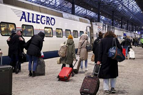 Matkustajia saapui VR:n Allegro-junalla Pietarista Helsingin päärautatieasemalle maanantai-iltana 28. helmikuuta 2022. Allegro-junat tuovat tällä hetkellä Suomeen Venäjällä asuneita suomalaisia, mutta paljon myös venäläisiä.
