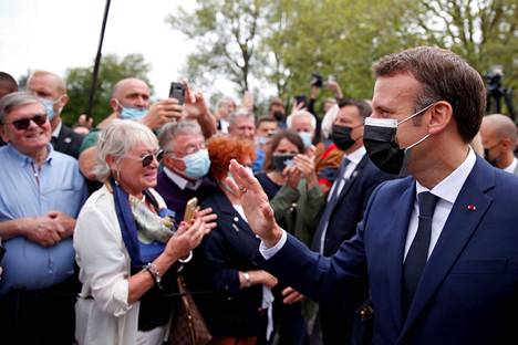 Ranskan presidentti Emmanuel Macron tervehti äänestämään saapuneita ihmisiä äänestyspaikalla Le Touquet-Paris-Plagessa sunnuntaina.
