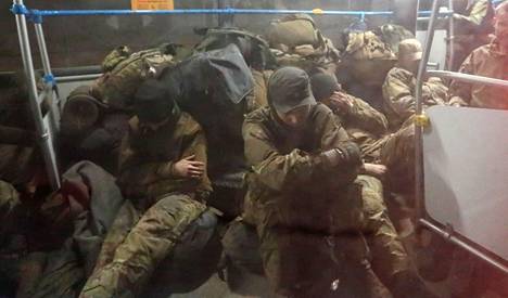 Azovstalin tehdasalueelta antautuneita taistelijoita kuljetettiin bussilla Donetskin alueen Olenivkaan perjantaina. 