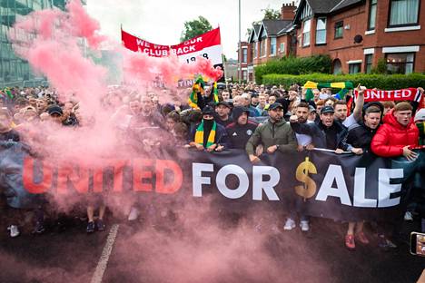 Unitedin kannattajat protestoivat Glazerin perheen omistajuutta vastaan ennen ottelua.
