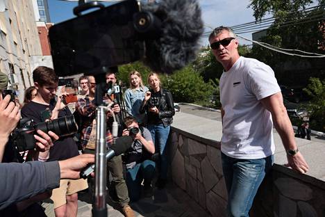 Jevgeni Roizman puhui medialle oikeuskäsittelynsä tauolla Jekaterinburgissa torstaina 18. toukokuuta.