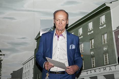 Pöytäkirjojen ulkopuolelta III -kirjoituskilpailun voittaja Jarmo Aaltonen otti palkinnon vastaan Päivälehden museossa maanantaina.