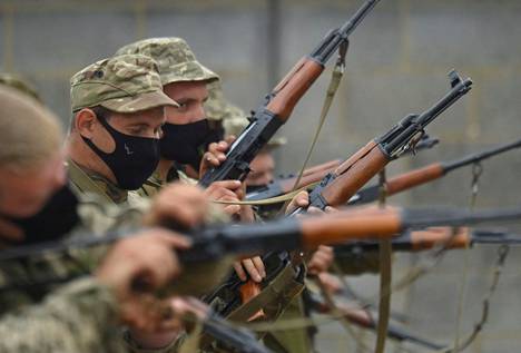Ukrainalaisia vapaaehtoisia harjoittelee parhaillaan Britanniassa, jossa on myös suomalaisia sotilaskouluttajia. Kuva on aseenkäsittelyharjoituksesta Etelä-Englannista viime viikolta. 